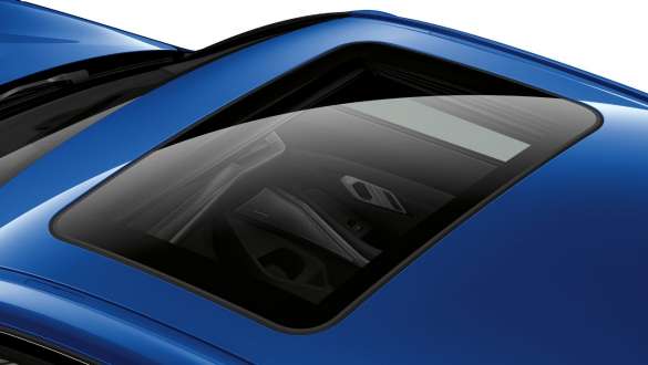 Teto de vidro do BMW Série 3 Sedan (G20). Visão do BMW Série 3 Sedan (G20) a partir de cima, com vista para o teto de vidro fechado.