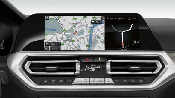 BMW 3 Series Sedan (G20), BMW Live Cockpit Professional. Close-up frontal do display da cabine do BMW Série 3 Sedan (G20), com o BMW Live Cockpit Professional.