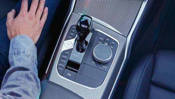 BMW 3 Série Sedan (G20), transmissão Steptronic Sport. Visão aérea detalhada do console central do BMW Série 3 Sedan (G20), com alavanca de marchas e transmissão Steptronic Sport.