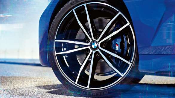 BMW Série 3 Sedan (G20), freios M Sport. Visão detalhada da roda do BMW Série 3 Sedan (G20), com freios M Sport.