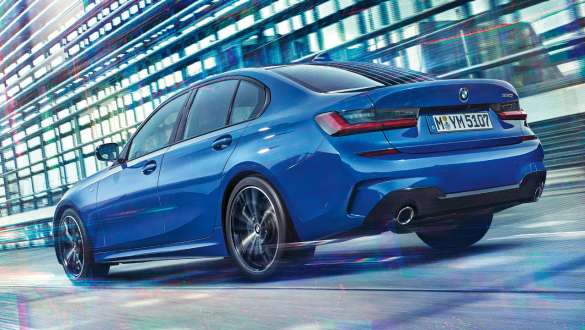 BMW 3 Série Sedan (G20), suspensão Adaptive M. Visão traseira 3/4 do BMW Série 3 Sedan (G20), com suspensão Adaptive M.