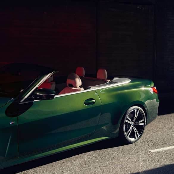 Mulher a conduzir um BMW Série 4 Cabrio, G23, 2020 Mulher a conduzir um BMW Série 4 Cabrio, G23, 2020, interior