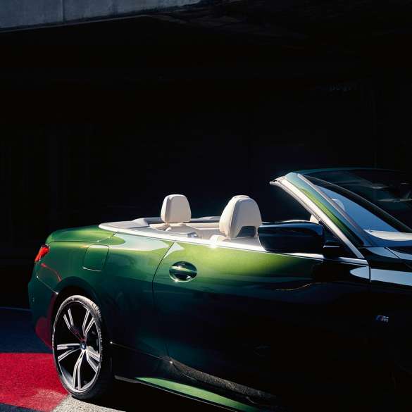 Vista frontal a três quartos do BMW Série 4 Cabrio, G23, 2020, em movimento BMW Série 4 Cabrio, G23, 2020, cor exterior verde Sanremo metalizada, vista traseira a três quartos em movimento