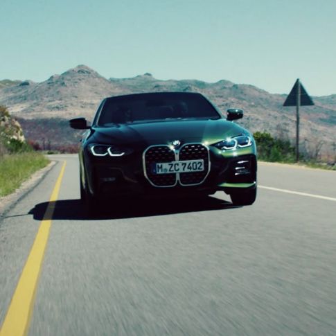 Vista frontal em movimento do BMW Série 4 Cabrio, G23, 2020 BMW Série 4 Cabrio, G23, 2020, cor exterior verde Sanremo metalizada, vista frontal em movimento