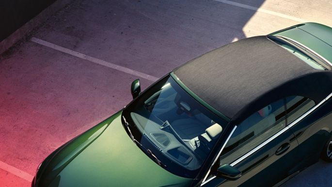 Vista aérea da capota flexível do BMW Série 4 Cabrio, G23, 2020 BMW Série 4 Cabrio, G23, 2020, cor exterior verde Sanremo metalizada, vista aérea da capota flexível