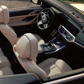 Interior do BMW Série 4 Cabrio, G23 BMW Série 4 Cabrio, G23, 2020, cor exterior verde Sanremo metalizada, interior com a capota aberta