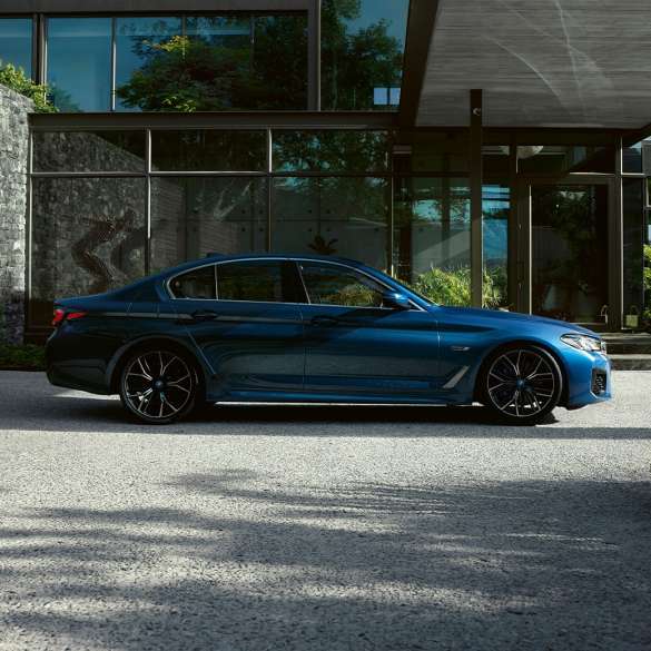 Exterior do BMW Série 5 Sedã, G30 BMW Série 5 Sedã, G30, atualização, 2020, na cor exterior azul Phytonic estacionado, vista lateral