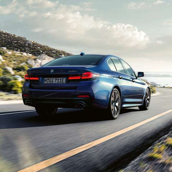 Dinâmica de condução, BMW Série 5 Sedã, G30 Dinâmica de condução, BMW Série 5 Sedã, G30, na cor exterior azul Phytonic em movimento, vista traseira a três quartos
