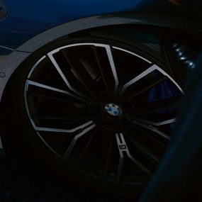 Jante de liga leve BMW 846 M de raios em Y, BMW Série 5 Sedã, G30 Jante de liga leve BMW 846 M de raios em Y, BMW Série 5 Sedã, G30, atualização, 2020, na cor exterior azul Phytonic, grande plano