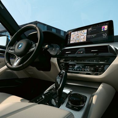 Interior, BMW Série 5 Sedã, G30 Visor de controlos e volante desportivo em pele, BMW Série 5 Sedã, G30, atualização, 2020, interior