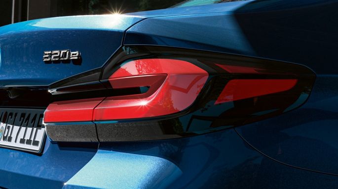 Faróis traseiros em 3D, BMW Série 5 Sedã, G30 Faróis traseiros em 3D, BMW Série 5 Sedã, G30, atualização, 2020, na cor exterior azul Phytonic, grande plano da traseira