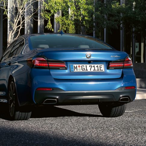 Spoiler traseiro, BMW Série 5 Sedã, G30 Ponteiras de escape de forma livre, BMW Série 5 Sedã, G30, atualização, 2020, na cor exterior azul Phytonic, grande plano da traseira