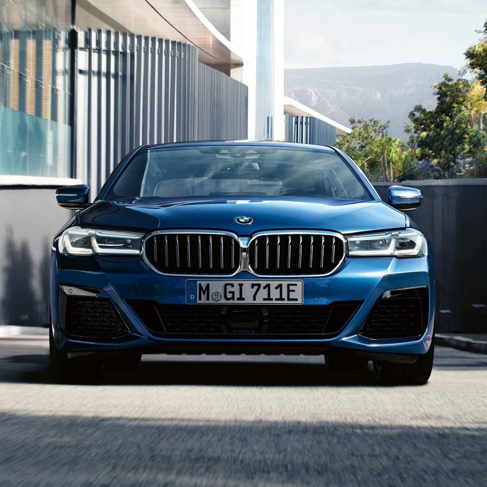 Grelha dupla em forma de rim e spoiler dianteiro, BMW Série 5 Sedã, G30 Grelha dupla em forma de rim e spoiler dianteiro, BMW Série 5 Sedã, G30, atualização, 2020, na cor exterior azul Phytonic, grande plano da dianteira
