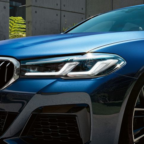 BMW Laserlight, BMW Série 5 Sedã, G30 BMW Laserlight, BMW Série 5 Sedã, G30, atualização, 2020, na cor exterior azul Phytonic, grande plano da dianteira