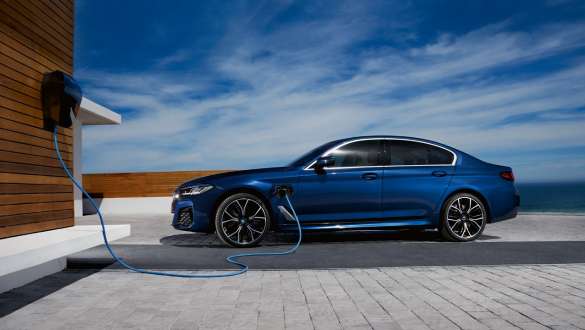 Visão lateral do veículo plug-in híbrido BMW Série 5 Sedan 2021 G30, Visão lateral do veículo plug-in híbrido BMW Série 5 Sedan 2021 G30, conectado a BMW Wallbox
