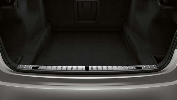 O BMW Série 7 Sedan: carregamento de cargas em aço inoxidável O BMW Série 7 Sedan: close-up da soleira para o carregamento de cargas em aço inoxidável, no porta-malas aberto