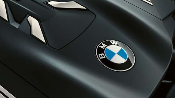 Motor a gasolina BMW TwinPower Turbo de 4 cilindros BMW Série 7 Sedan: close-up do motor a gasolina BMW TwinPower Turbo de 4 cilindros