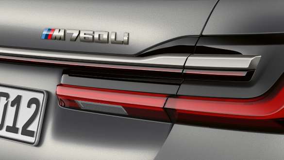 BMW Série 7 Sedan: emblema M760Li BMW Série 7 Sedan: close-up do emblema M760Li na traseira