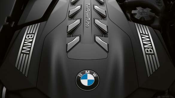 Motor a gasolina BMW TwinPower Turbo de 6 cilindros BMW Série 7 Sedan: close-up do motor a gasolina BMW TwinPower Turbo de 4 cilindros