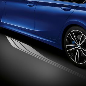 BMW Série 3 Sedã, Carpete de luzes de boas-vindas. Vista lateral detalhada da porta do motorista aberta com carpete iluminado Welcome Light Carpet.