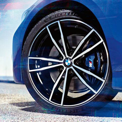 BMW Série 3 Sedã, rodas de liga leve. Vista em primeiro plano das rodas de liga leve do BMW Série 3 Sedã.