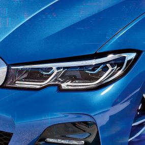 BMW Série 3 Sedã, faróis a laser BMW Laserlight. Vista lateral em primeiro plano dos faróis dianteiros do lado direito com faróis a laser BMW Laserlight.
