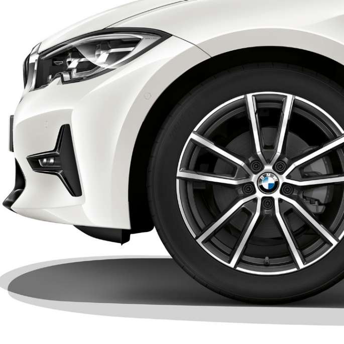 BMW Série 3 Sedã, roda de liga leve da versão Sport. Vista em primeiro plano da roda de liga leve do BMW Série 3 Sedã Sport.