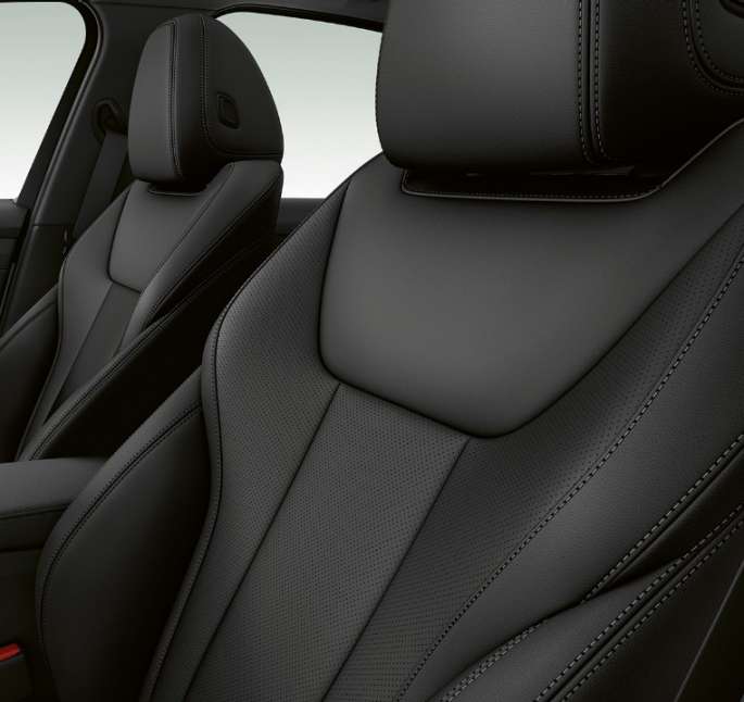 BMW Série 3 Sedã, assentos frontais do Modelo Sport Line. Vista lateral em primeiro plano dos assentos frontais do BMW Série 3 Sedã Sport.