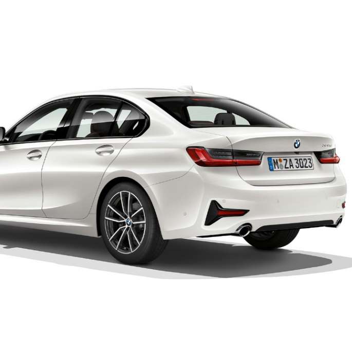 BMW Série 3 Sedã, traseira da versão Sport. Vista traseira a três quartos do BMW Série 3 Sedã com os recursos do Modelo Sport Line.