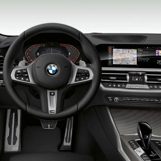 BMW Série 3 Sedã, cockpit da versão M Sport. Vista frontal em primeiro plano do cockpit do BMW Série 3 Sedã M Sport.