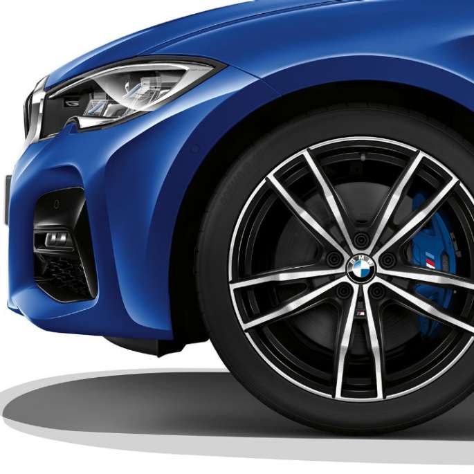 BMW Série 3 Sedã, roda de liga leve da versão Sport. Vista em primeiro plano da roda de liga leve do BMW Série 3 Sedã M Sport.