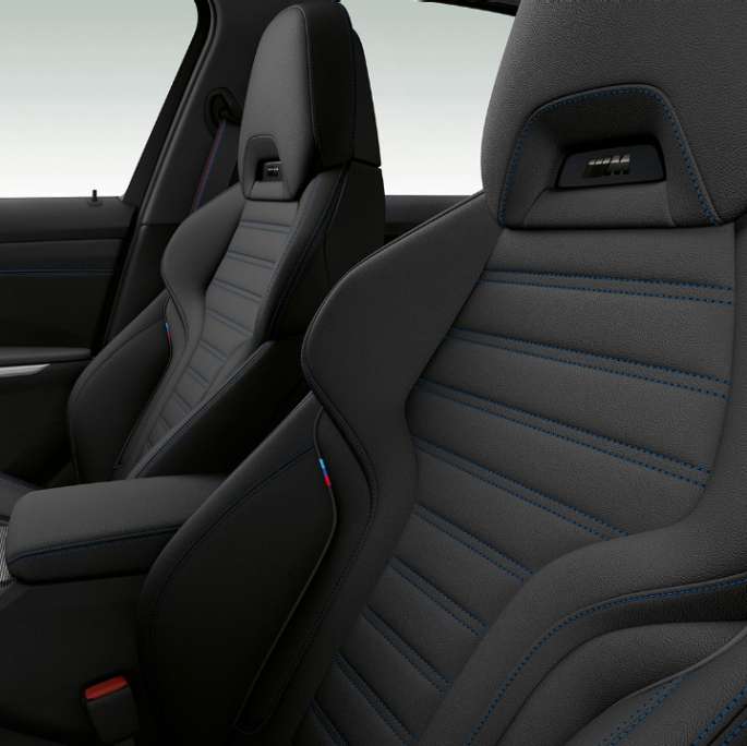 BMW Série 3 Sedã, assentos frontais da versão M Sport Vista lateral em primeiro plano dos assentos frontais do BMW Série 3 Sedã M Sport.