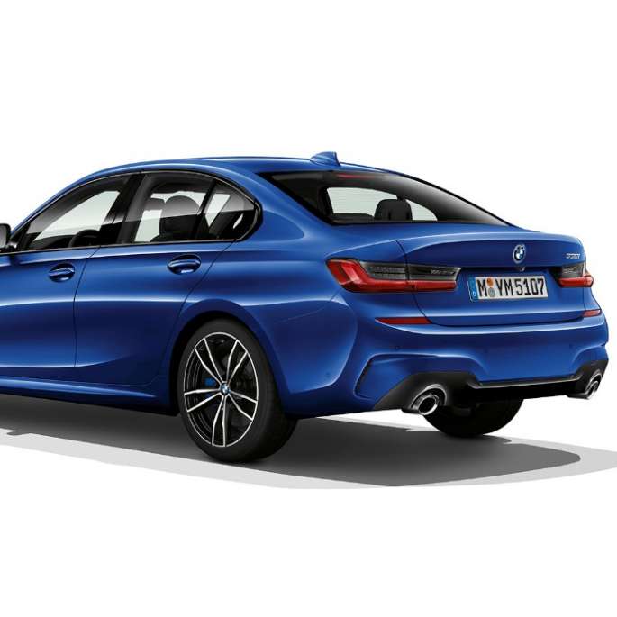 BMW Série 3 Sedã, traseira da versão M Sport. Vista traseira a três quartos do BMW Série 3 Sedã com os recursos da versão M Sport.