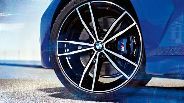 BMW Série 3 Sedã, freio M Sport. Vista detalhada da roda do BMW Série 3 Sedã com freio M Sport.
