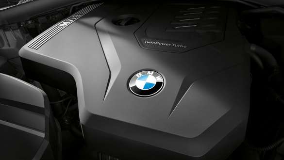 BMW Série 3 Sedã, motor a gasolina de 4 cilindros BMW TwinPower Turbo. Vista em primeiro plano do motor a gasolina de 4 cilindros BMW TwinPower Turbo no BMW Série 3 Sedã.