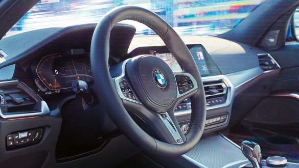 BMW Série 3 Sedã, Direção esportiva variável. Vista lateral detalhada da cabine do BMW Série 3 Sedã com foco no volante com direção esportiva variável.