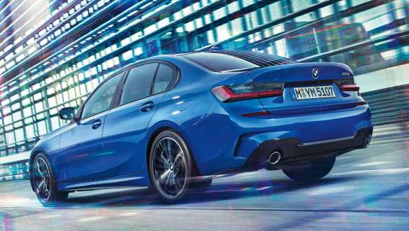BMW Série 3 Sedã, suspensão M Adaptiva. Vista traseira a três quartos da condução do BMW Série 3 Sedã com suspensão M Adaptiva.