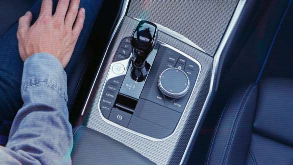 BMW Série 3 Sedã, transmissão Steptronic Sport. Visão panorâmica detalhada do console central do BMW Série 3 Sedã com alavanca de engrenagem e transmissão Steptronic Sport.