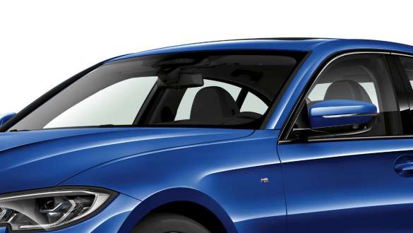 BMW Série 3 Sedã, Isolamento Acústico da BMW. Vista lateral a três quartos do BMW Série 3 Sedã com foco nas janelas frontal e do motorista com isolamento acústico.