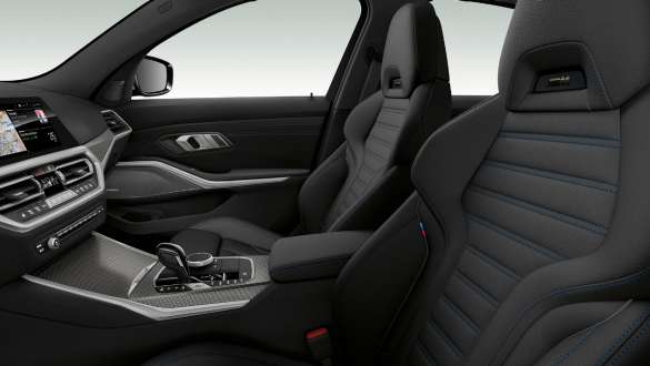 BMW Série 3 Sedã, assentos esportivos. Vista lateral em primeiro plano dos bancos da fileira frontal com assentos esportivos na cor preta para o motorista e o passageiro da frente.