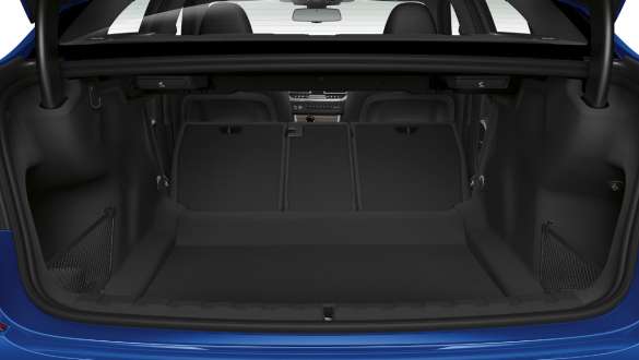 BMW Série 3 Sedã, sistema de armazenamento interno. Vista em primeiro plano do porta-malas aberto com os assentos traseiros dobrados.