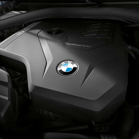 Motor do BMW M340i xDrive Sedan Visão ampliada do motor do BMW M340i xDrive Sedan G20 Preto safira metálico