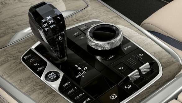 Detalhe dos botões de controle xOffroad do BMW X7, ao lado da manopla de câmbio Detalhe dos botões de controle xOffroad do BMW X7, ao lado da manopla de câmbio