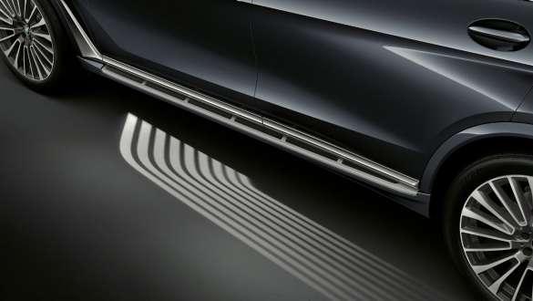 Luzes projetadas no chão pelo BMW X7 com design convidativo de boas vindas Luzes projetadas no chão pelo BMW X7 com design convidativo de boas vindas