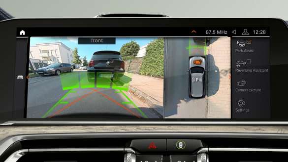 Tela do BMW X7 demonstrando Parking Assistant Plus com diferentes visões para auxiliar no estacionamento Tela do BMW X7 demonstrando Parking Assistant Plus com diferentes visões para auxiliar no estacionamento