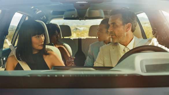 Quatro pessoal nos interior do BMW X7 conversando confortavelmente enquanto uma controla o automóvel por gestos Quatro pessoal nos interior do BMW X7 conversando confortavelmente enquanto uma controla o automóvel por gestos