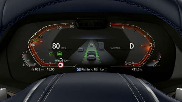 Driving Assistant Professional O Driving Assistant Professional: Closeup do painel do motorista