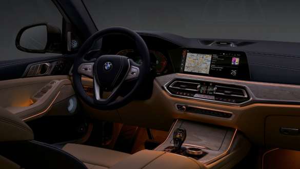 Visão interna com iluminação ambiente no painel, portas e console central do BMW X7 Visão interna com iluminação ambiente no painel, portas e console central do BMW X7