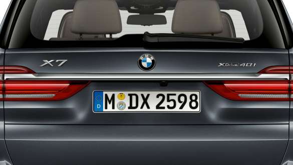Detalhe do friso cromado horizontal acompanhando a lanterna traseira do BMW X7 Detalhe do friso cromado horizontal acompanhando a lanterna traseira do BMW X7