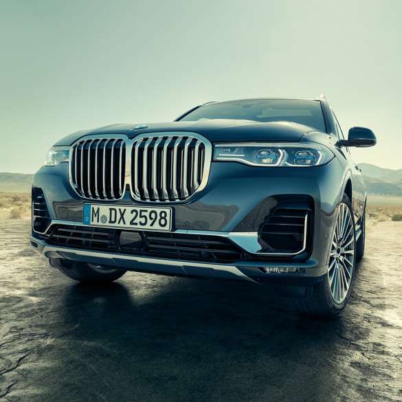 Exterior do BMW X7, foto tomada em ângulo baixo e oblíquo O exterior do BMW X7: foto da frente tomada em ângulo baixo e oblíquo